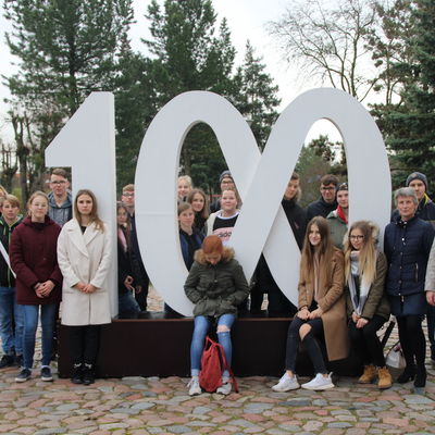 100 Jahre Unabh&auml;ngigkeit. Die beiden Nullen werden mit Hilfe des Unendlichkeitssymbol dargestellt, um zu zeigen, dass die Unabh&auml;ngigkeit ewig w&auml;hren soll.