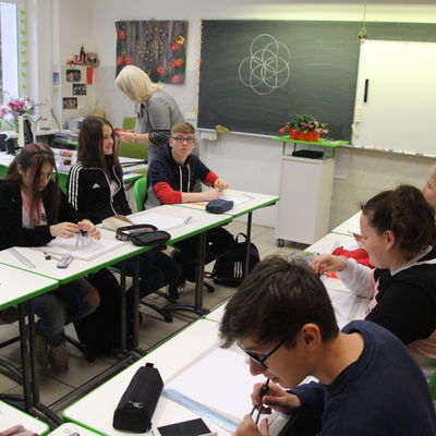 Gemeinsamer Unterricht der deutschen und lettischen Schüler. Hier beschäftigt sich die Gruppe mit Mandalas.