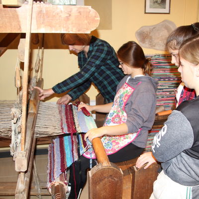 Im Geschichtsmuseum von Aizpute kann man altes Handwerk wie Weben und Brezelbacken ausprobieren.