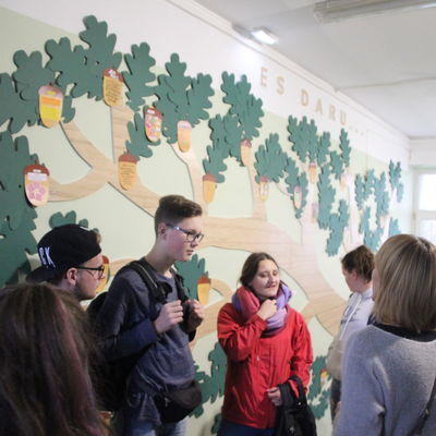 In der Schule findet man den Baum der guten Taten. Dort halten die Sch&uuml;ler ihre guten Taten fest.