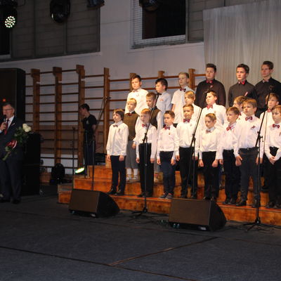 Der B&uuml;rgermeister er&ouml;ffnet das Schulkonzert.