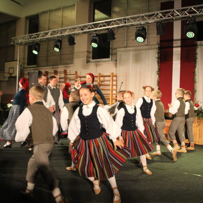 Ein traditioneller Tanz mit Sch&uuml;lern und Eltern.