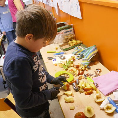 In der Grundschule wurden &Auml;pfel auf verschiedene Art zubereitet.