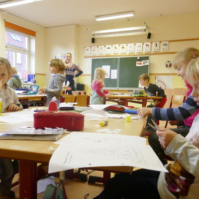 Die Sch&uuml;ler bastelten.